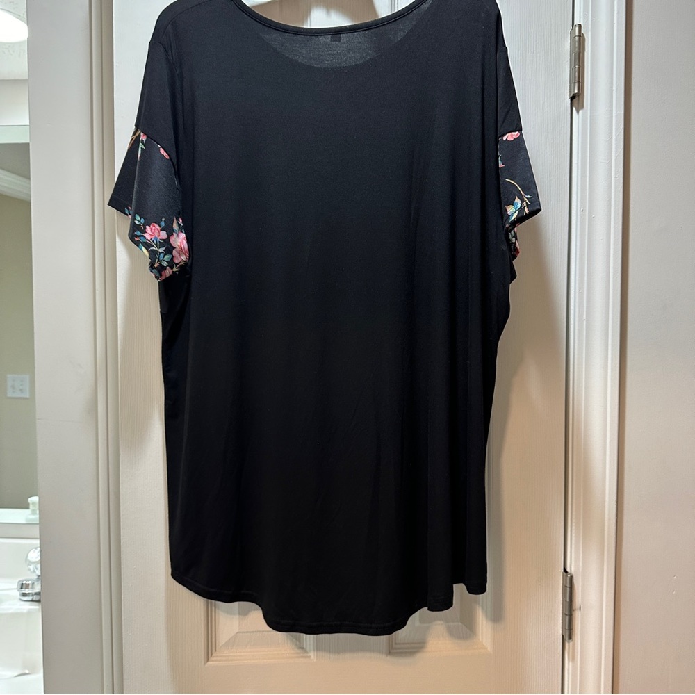 NWOT Black with pink floral design top - Size 2X - Excellent Condition - Picture 7 of 9